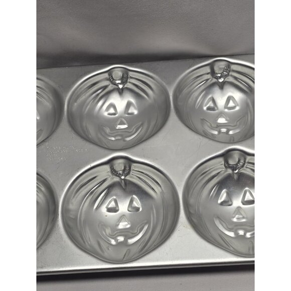 Wilton Vintage Halloween Pumpkin Cupcake Pan 1983 Cake Muffin Baking Mold - Picture 3 of 9